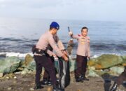 Personel Ditpolairud Polda NTB Tetap Laksanakan Bersih Pantai di Bulan Ramadhan