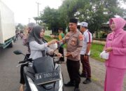 Tebar Kebaikan di Bulan Suci, Polsek Plampang dan Bhayangkari Bagi 100 Paket Takjil ke Masyarakat