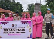 Jelang Berbuka Puasa, Polsek Sanggar Bersama Bhayangkari Bagikan Ratusan Paket Takjil