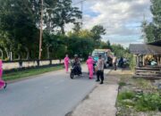 Polsek Moyo Hulu Bersama Bhayangkari Bagikan 100 Paket Takjil di Jalur Sumbawa-Lunyuk  