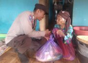 Pengabdian Tulus dan Peka Terhadap Sesama, Bhabinkamtibmas Polsek Woha Salurkan Bantuan Sosial Bagi Lansia di Desa Binaannya