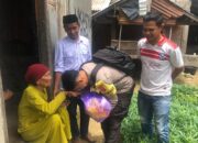 “Polri Untuk Masyarakat” Bhabinkamtibmas Polsek Woha Sambangi Lansia dan Salurkan Paket Sembako”