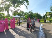 Perkuat Kedekatan dengan Warga, Polsek Pekat Bagikan Takjil Gratis di Jalan Raya