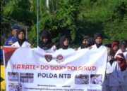 Anak Binaan Karate-Do Dojo Polairud Polda NTB Bagikan Takjil di Pelabuhan Lembar dan Serumbung