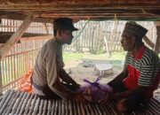 “Porli Perduli” Bhabinkamtibmas Polsek Woha Salurkan Bantuan Sembako Bagi Lansia di Desa Binaannya