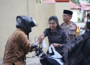 Bag Ops dan Si Humas Polres Dompu Berbagi Takjil di Bulan Ramadan, Sambil Edukasi Keselamatan Berlalu Lintas