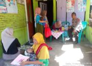 Bhabinkamtibmas Nungga Dampingi Pelayanan Posyandu, Sampaikan Himbauan Kamtibmas