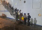 Personel Ops Ketupat Rinjani 2026 Amankan Kedatangan Kapal KM AWU di Pelabuhan Bima