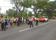 Patroli Ops Ketupat Rinjani 2026, Personel Polda NTB Evakuasi Korban Kecelakaan di Bypass Mandalika