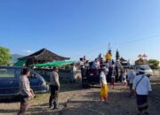 Wujud Toleransi, Personel Polsek Plampang Kawal Ritual Nyepi Umat Hindu di Pantai Boro Liang Dewa