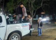 Personel Pos Yan Operasi Ketupat Rinjani Polres Bima Kabupaten Bantu Pemudik Yang Mengalami Pecah Ban