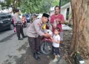 Dalam rangka meningkatkan kepedulian sosial di bulan suci Ramadhan serta mempererat hubungan dengan masyarakat, Polres Dompu melaksanakan kegiatan pembagian takjil kepada masyarakat yang melintas di depan Mako Polres Dompu, Senin (16/3/2026) sekitar pukul 16.30 WITA hingga selesai.  Kegiatan tersebut dipimpin oleh: AKP Saiful Anhar (Plh. Kabag Log) AKP Zuharis (Kasi Propam) AKP Rusdi (Kasikum) serta melibatkan anggota Bag Logistik dan anggota Provos Polres Dompu.  Pembagian takjil diberikan kepada para pengguna jalan, baik pengendara roda dua maupun roda empat yang melintas menjelang waktu berbuka puasa. Kegiatan ini disambut antusias oleh masyarakat yang merasa terbantu dan diapresiasi atas kepedulian dari jajaran Polres Dompu.  Di sela-sela kegiatan, personel juga menyampaikan imbauan kamtibmas dan kamseltibcarlantas kepada masyarakat agar senantiasa tertib berlalu lintas, mematuhi aturan di jalan raya, serta meningkatkan kewaspadaan, khususnya menjelang arus mudik Lebaran.  Adapun maksud dan tujuan dari kegiatan pembagian takjil ini adalah sebagai bentuk kepedulian Polri kepada masyarakat, mempererat silaturahmi, serta menciptakan situasi kamtibmas yang aman dan kondusif selama bulan Ramadhan.  Kapolres Dompu AKBP Sodikin Fahrojin Nur, S.I.K., melalui Kasi Humas IPTU I Nyoman Suardika menyampaikan bahwa kegiatan ini merupakan wujud nyata kehadiran Polri di tengah masyarakat.  “Kegiatan berbagi takjil ini bukan hanya sekadar berbagi makanan untuk berbuka puasa, tetapi juga sebagai sarana untuk menjalin kedekatan dengan masyarakat serta menyampaikan pesan-pesan penting terkait keamanan dan keselamatan, khususnya menjelang mudik Lebaran,” ungkapnya.  Lebih lanjut, ia berharap melalui kegiatan ini dapat menumbuhkan rasa kebersamaan serta meningkatkan kesadaran masyarakat akan pentingnya menjaga keamanan dan ketertiban di lingkungan masing-masing. Selama kegiatan berlangsung, situasi terpantau aman, tertib, dan lancar