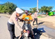 Personel Ops Ketupat Rinjani 2026 Himbau Keselamatan Berlalu Lintas di Pasar Amahami, “Mudik Aman Keluarga Bahagia”