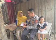 Sederhana Namun Bermakna, Bhabinkamtibmas Polsek Woha Salurkan Bantuan Sembako Bagi Lansia