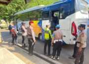 Personel Pos Yan Taliwang Intensifkan pengecakan dan Himbauan Kamtibmas Jelang Mudik Lebaran