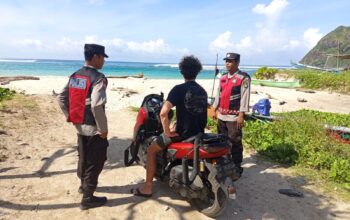 *Patroli Dialogis di Kawasan Wisata, Polsek Sekongkang Imbau Wisatawan Utamakan Keselamatan*