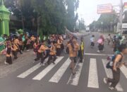 Personel Polsek Suela Atur Lalu Lintas di Depan SDN 02 Suela, Bantu Pelajar Menyeberang