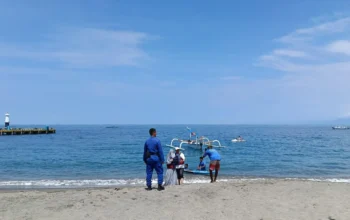 Wisata Senggigi Dijaga Ketat, Polisi Ingatkan Orang Tua Awasi Anak di Bibir Pantai
