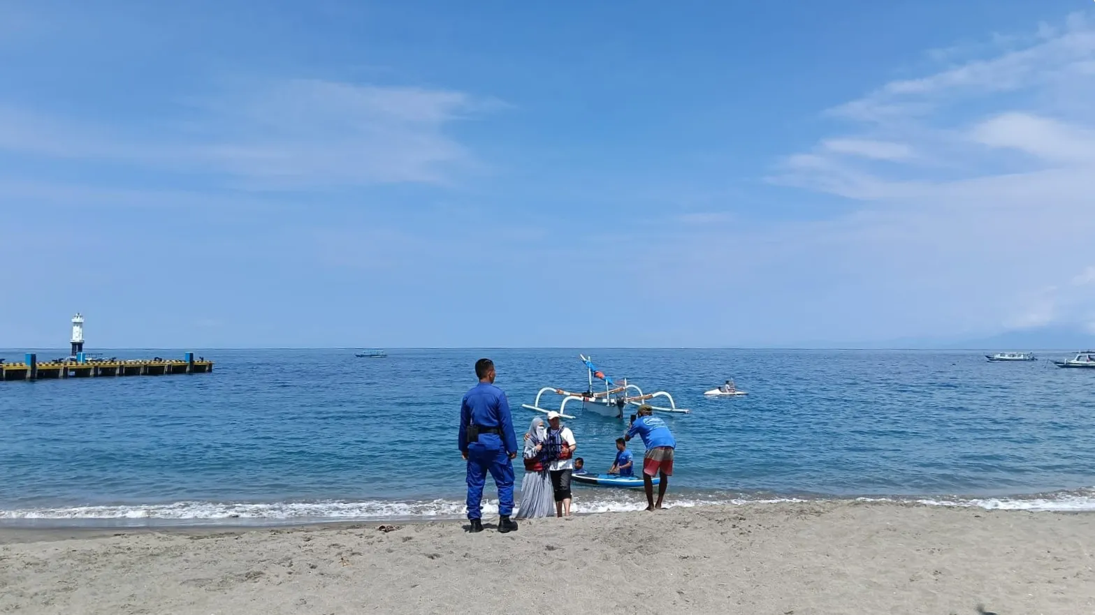 Wisata Senggigi Dijaga Ketat, Polisi Ingatkan Orang Tua Awasi Anak di Bibir Pantai