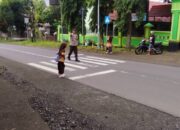 Anggota Piket Jaga Polsek Suela Laksanakan Rawan Pagi/Strong Point di Depan SDN 2 Suela