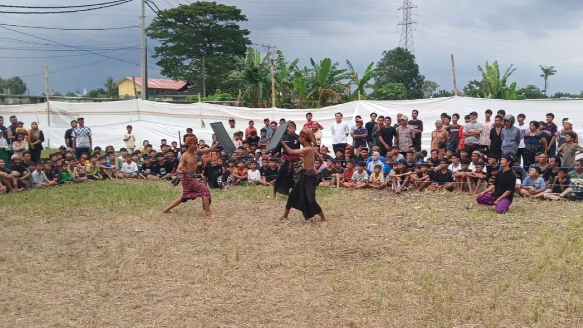 Melestarikan Tradisi Sasak, Polsek Labuapi Pastikan Keamanan Tarung Pepadu Peresean 2026 di Desa Telagawaru