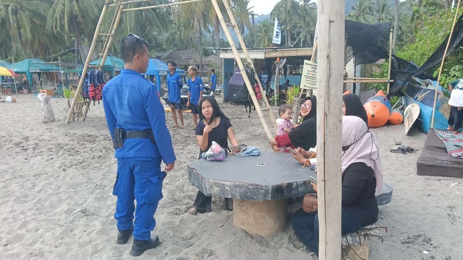 Menjaga Keamanan Pesisir, Sat Polairud Polres Lombok Barat Intensifkan Patroli dan Edukasi di Pantai Senggigi