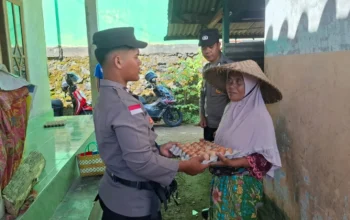 Wujud Kepedulian Polri, Polsek Sekotong Salurkan Bantuan Nutrisi Mantap bagi Warga Desa Sekotong Tengah