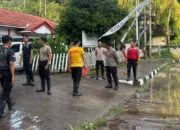Aksi Cepat Polsek Batulayar Evakuasi Pengendara dan Pantau Luapan Sungai Saat Banjir Melanda