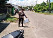 Personel Polsek Madapangga, Evakuasi 2 kendaraan Yang Terlibat Kecelakaan di Desa Bolo