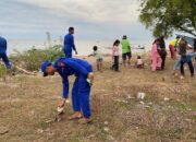 PERSONEL KAPAL POLISI XXI-2014 GOTONG ROYONG BERSIH PANTAI BERSAMA MASYARAKAT DI SUMBAWA