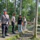 Sambangi Kawasan Wisata di Wilayah Hukumnya Polsek Madapangga Pastikan Kenyamanan Masyarakat Yang Menikmati Liburan