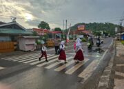 Polsek Rasanae Timur Gelar Pergelaran Rawan Pagi, Bantu Kelancaran Lalu Lintas dan Penyeberangan Siswa