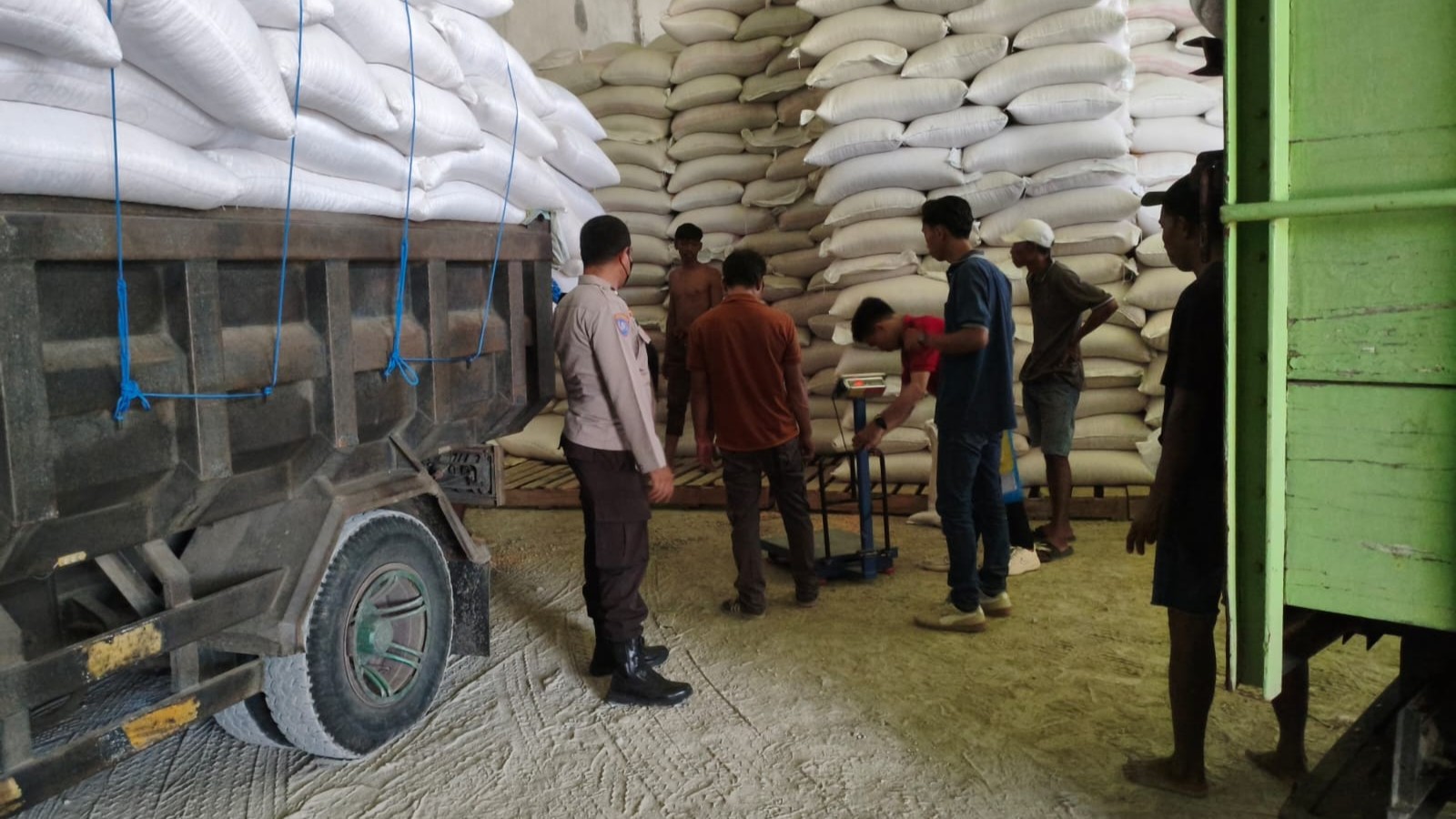 Bhabinkamtibmas Dampingi Petani Kirim Hasil Panen Jagung