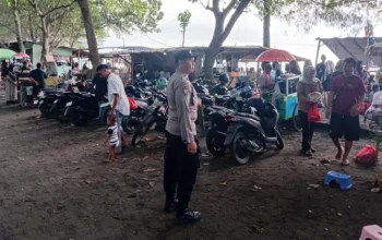 Wisata Pantai Kuranji Bangsal Membeludak, Polsek Labuapi Turun Tangan Pastikan Keamanan Pengunjung