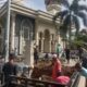 Tiga Bhabinkamtibmas Polsek Sikur Gotong Royong Bersama Warga di Masjid Islahul Muslimin