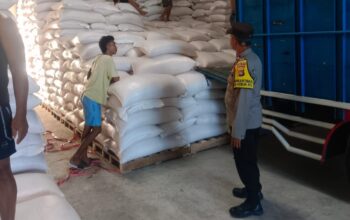 Polri Kawal Distribusi Jagung Petani di Lombok Barat