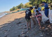 Simponi Dit Polairud Polda NTB Bersama Generasi Maritim Bersihkan Pantai Tanjung Luar