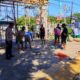 Bhabinkamtibmas Polres Bima Kota Sambangi Warga dan Ikut Gotong Royong Bangun Gapura Masjid
