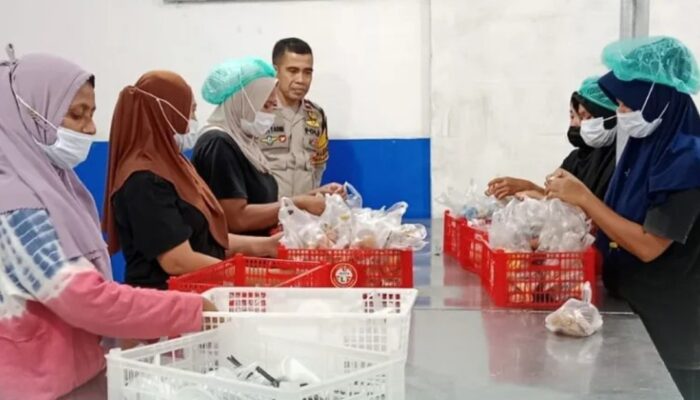 Pastikan Program MBG Berjalan Lancar, Bhabinkamtibmas Polsek Asakota Monitoring Dapur Gizi