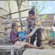 Sentuhan Humanis, Bhabinkamtibmas Polres Bima Kota Bagikan Sembako kepada Disabilitas dan Lansia