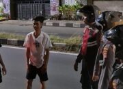 Aksi Humanis Polres Lobar, Bantu Dorong Mobil Mogok Saat Patroli