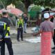 “Jum,at Berbagi” Satlantas Polres Bima Bagikan Nasi Bungkus Bagi Komunitas Ojek dan Pedagang do Pasar Tradisional Tente