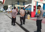 Bhabinkamtibmas Desa Tanak Kaken Laksanakan Patroli dan Koordinasi di SPBU Sakra Barat