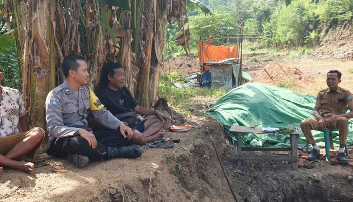 Bhabinkamtibmas Polres Bima Kota Sambangi Pengerajin Bata, Sampaikan Imbauan Kamtibmas dan Sosialisasi Call Center 110