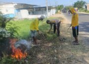 Peduli Kebersihan Lingkungan, Polsek Woha Bersama Pemdes Penapali Gelar Gotong Royong Bersihkan Sampah