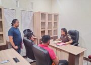 KonPolsek Manggelewa Serahkan Tersangka dan Barang Bukti Kasus Pengancaman dan Kepemilikan Sajam Tanpa Hak ke Kejaksaan Negeri Dompu