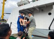 Tim Gabungan Berhasil Evakuasi Penumpang KLM ARMADA MULYA Korban Laka Laut di Selat Sanggar