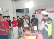 Sambangi Pekerja di Gudang Stokis Shopee, Unit Kamsel Satlantas Polres Bima Kabupaten Sosialisasikan Tertib Berlalulintas