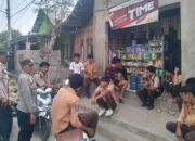 Rawan Siang,Polsek Woha Laksanakan Penjagaan dan Pengaturan Arus Lalulintas di Depan SMAN I Woha