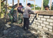 Sinergitas TNI–Polri dan Masyarakat, Bhabinkamtibmas Desa Kampasi Meci Gotong Royong Bangun Rumah RTLH Program TMMD Ke-129